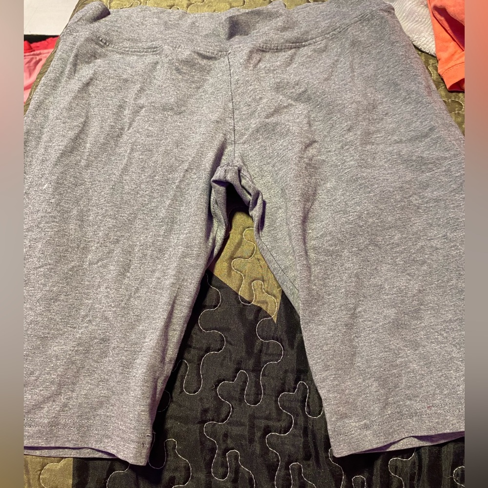 grey shorts